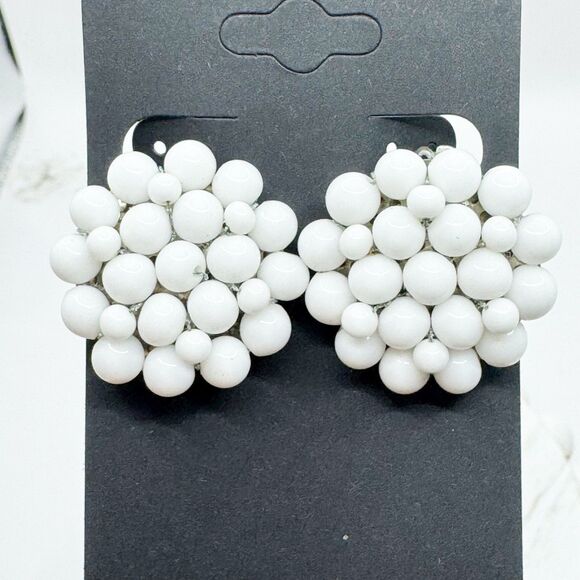 Vintage Japan White Milk Glass Bead Cluster Stud Clip On Earrings - Picture 2 of 9